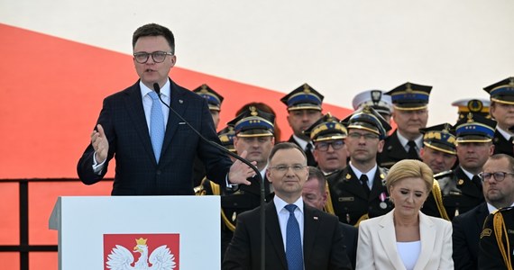 Czołowi polscy politycy wzięli udział w obchodach Dnia Strażaka na Placu Marszałka Józefa Piłsudskiego w Warszawie. "Wy w swojej służbie realizujecie coś, co jest najgłębiej ludzkie" - chwalił polskie służby marszałek Szymon Hołownia. Prezydent Andrzej Duda przypomniał, że tylko w 2023 r. strażacy podjęli pół miliona interwencji.