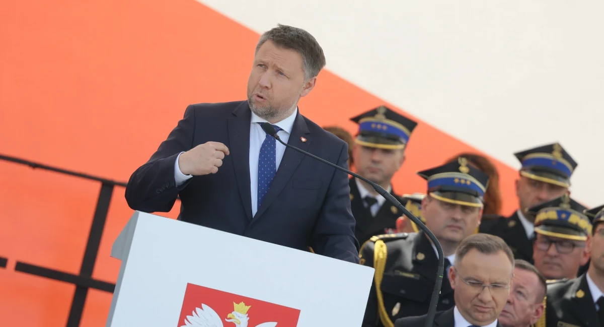 Zakłócenia techniczne? Spisek polityczny? A może tzw. choroba filipińska? Przemówienie szefa MSWiA Marcina Kierwińskiego na obchodach Dnia Strażaka, uznano za formalnie kontrowersyjne. Sam minister chwilę później udzielił wypowiedzi, w której zaprzeczył, by jego stan zdrowia uległ pogorszeniu. Teraz natomiast Kierwiński nadciąga z dowodami. I to na papierze. Sprawę skomentował też premier Donald Tusk.