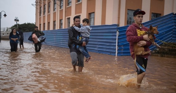 W spowodowanych przez ulewne deszcze powodziach w południowej Brazylii zginęło co najmniej 56 osób, a 67 uznano za zaginione - podała w sobotę krajowa obrona cywilna. Ponad 70 osób odniosło obrażenia. Szczególnie ucierpiał stan Rio Grande do Sul.