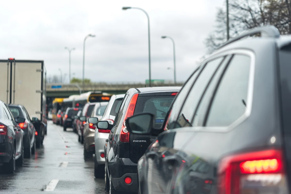 Dwa z trzech pasów na Autostradowej Obwodnicy Wrocławia zostały zablokowane. Między węzłami Wrocław Lotnisko i Wrocław Stadion zderzyło się siedem samochodów osobowych. Do zdarzenia doszło około godz. 18.00.