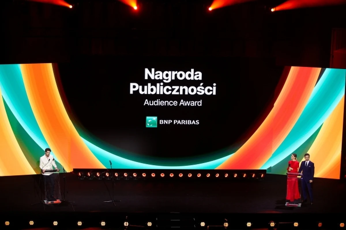 Podczas wieczornej gali finałowej poznaliśmy zwycięzców 17. edycji Mastercard OFF CAMERA. Łącznie przyznano 10 nagród - w tym prestiżową Nagrodę Filmową Andrzeja Wajdy. 