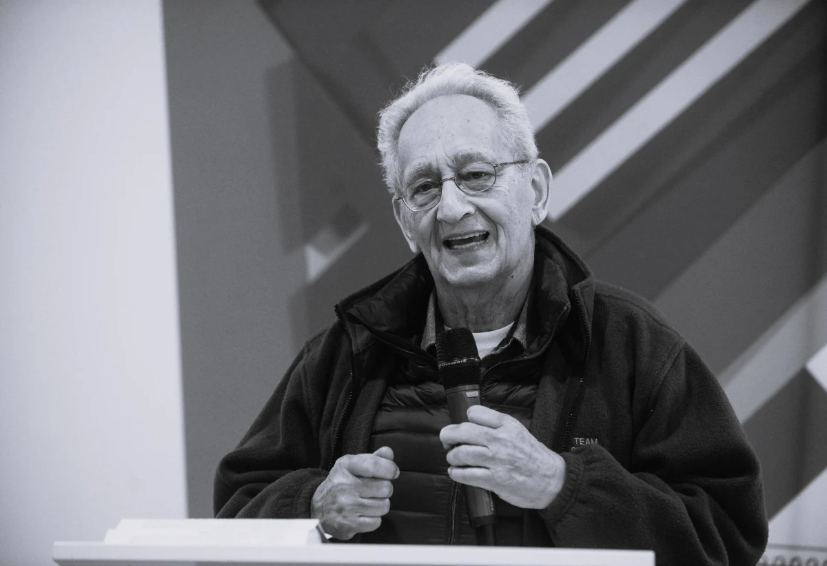 Frank Stella, malarz, rzeźbiarz i grafik, którego stale ewoluujące prace uznawane są za punkty orientacyjne sztuki minimalistycznej i postmalarskiej abstrakcji, zmarł w sobotę w swoim domu na Manhattanie. Miał 87 lat - poinformowała AP.