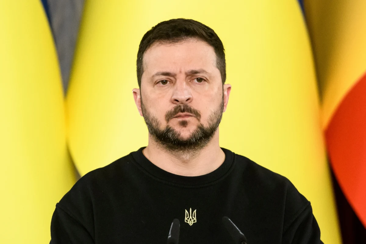 ​Cały świat widzi sąsiada Ukrainy, który złamał przykazania i przyszedł nas zabić, jednak wierzymy, że Bóg nosi szewron z ukraińską flagą i z takim sojusznikiem życie pokona śmierć - oświadczył w orędziu z okazji świąt wielkanocnych prezydent Ukrainy Wołodymyr Zełenski.