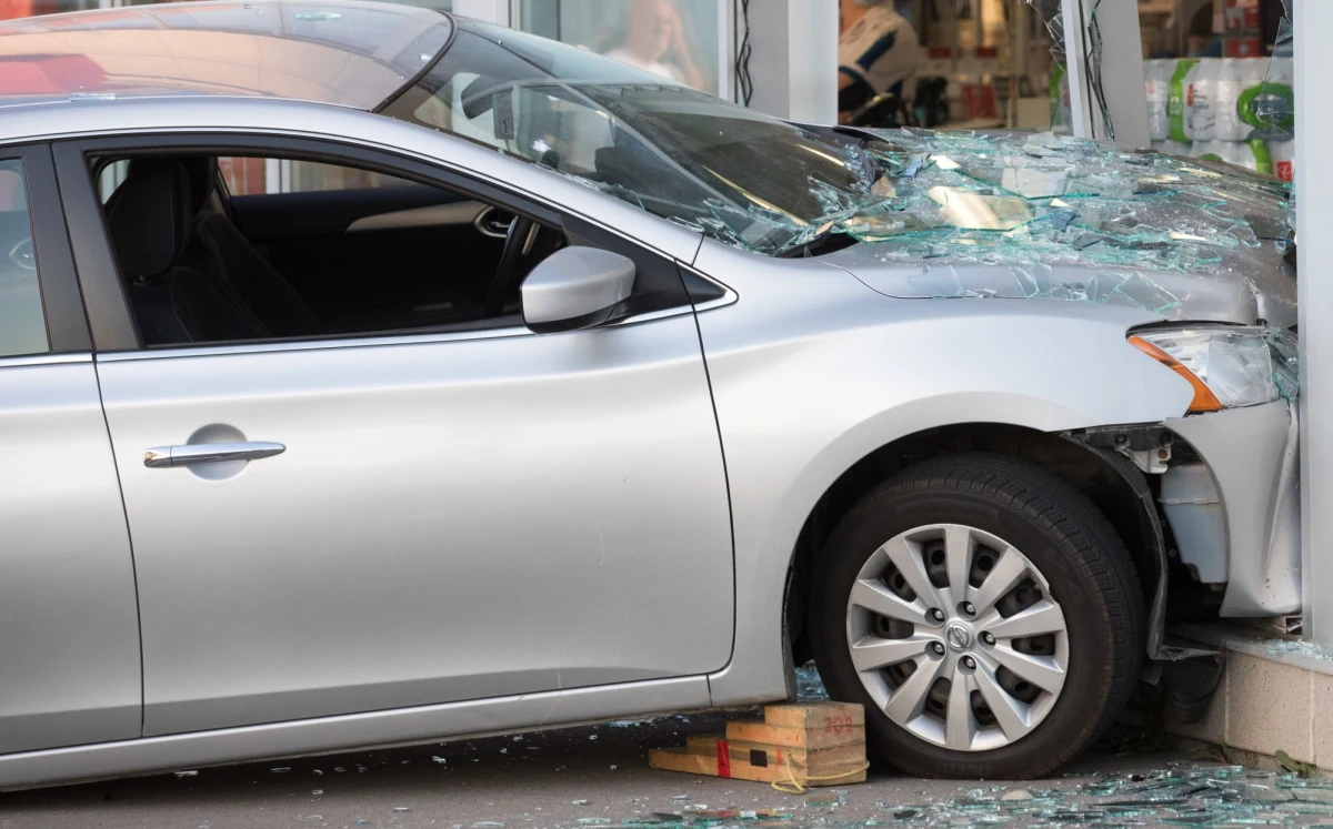 ​16-latka uderzyła samochodem w szklaną elewację kawiarni w Krotoszynie (Wielkopolskie), wstępnie straty oszacowano na 100 tys. zł - powiedział w niedzielę PAP oficer prasowy krotoszyńskiej policji asp. sztab.  Piotr Szczepaniak.