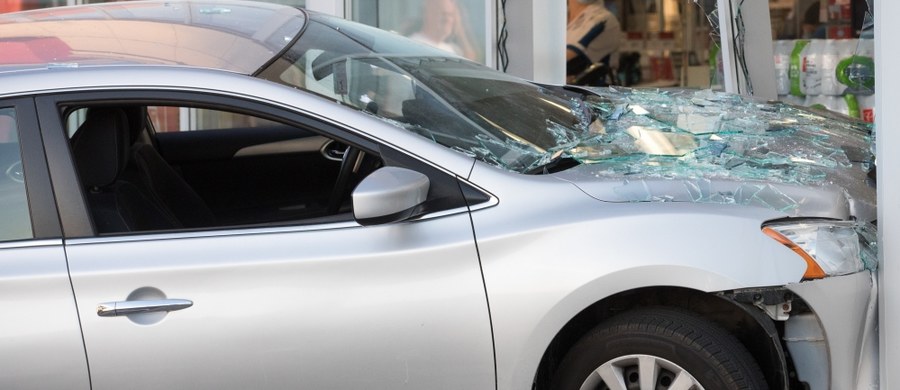 ​16-latka uderzyła samochodem w szklaną elewację kawiarni w Krotoszynie (Wielkopolskie), wstępnie straty oszacowano na 100 tys. zł - powiedział w niedzielę PAP oficer prasowy krotoszyńskiej policji asp. sztab.  Piotr Szczepaniak.