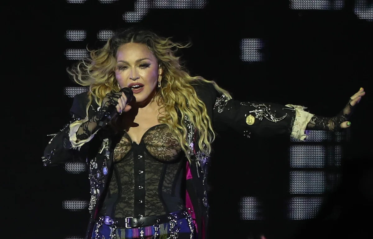 ​Z prawdziwym hukiem zakończyła się trasa koncertowa Madonny. Podczas finałowego, darmowego koncertu zorganizowanego 4 maja na plaży Copacabana w Rio de Janeiro zjawiły się tłumy fanów wokalistki. Według wstępnych szacunków, było ich aż 1,6 miliona. To rekordowa widownia, jeśli chodzi o Madonnę. Gwiazda poprawiła swój najlepszy wynik ponad dziesięciokrotnie. Wcześniej najwięcej osób na żywo podczas jednego koncertu słuchało jej w 1987 roku w Paryżu. Było to 130 tysięcy fanów.