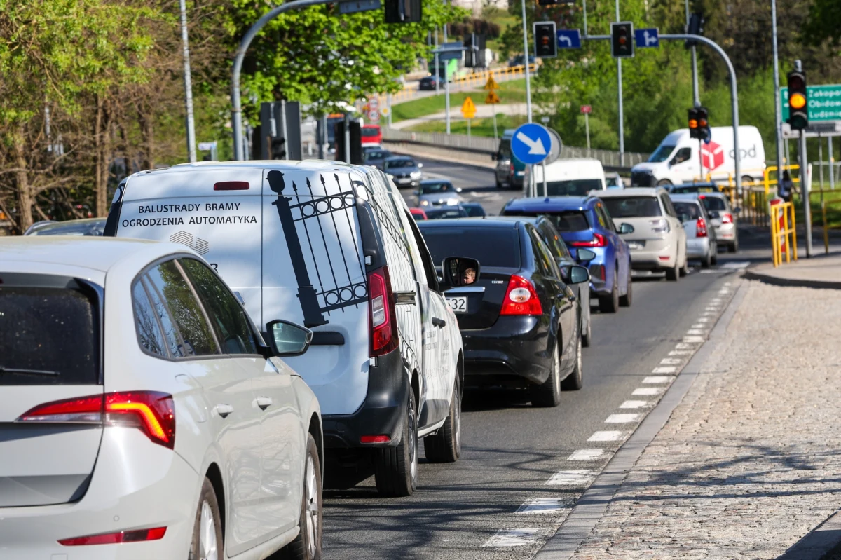 ​Turyści spędzający majowy weekend pod Tatrami, w niedzielę ruszyli w podróż powrotną. Przed południem zakopianka stanęła w korkach.