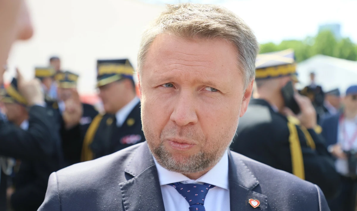 "Osoby, które stały i stoją za szkalowaniem mojego dobrego imienia - poniosą prawne konsekwencje tych nienawistnych działań" - poinformował Marcin Kierwiński. To reakcja szefa MSWiA na komentarze po jego sobotnim wystąpieniu podczas obchodów Dnia Strażaka. W sieci pojawiły się sugestie, że mógł być pod wpływem alkoholu.