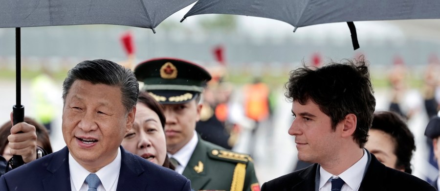 Przywódca Chin przybył do Francji. W Paryżu Xi Jinping będzie rozmawiał z prezydentem Francji Emmanuelem Macronem i szefową Komisji Europejskiej Ursulą von der Leyen.  W ciągu pięciu kolejnych dni Xi odwiedzi także Serbię i Węgry.