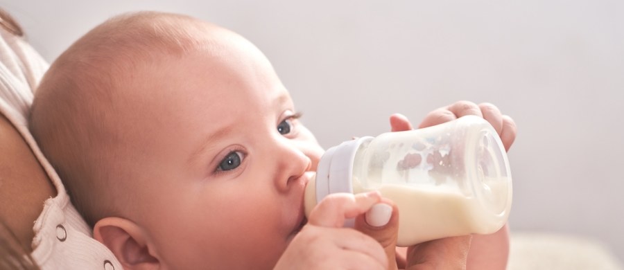 Główny Inspektorat Sanitarny wydał ostrzeżenie dotyczące wykrycia bakterii w mleku modyfikowanym dla niemowląt. Spożycie go grozi poważną chorobą. Sprawdź czy nie masz tego produktu w domu. 

