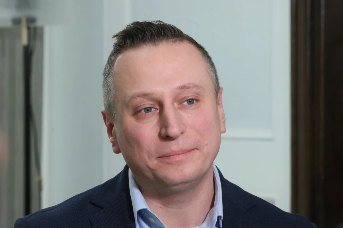 Problemy z nagłośnieniem – Krzysztof Brejza podtrzymuje tezę wygłaszaną przez Marcina Kierwińskiego ws. jego sobotniego wystąpienia z okazji Dnia Strażaka. W sieci pojawiły się sugestie, że szef MSWiA mógł być pod wpływem alkoholu. Brejza, który był gościem w Rozmowie o 7:00 w Radiu RMF24, nazwał je "obrzydliwymi".