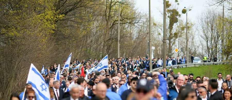Około 6 tys. uczestników zgromadzi tegoroczny Marsz Żywych, który odbędzie się w poniedziałek po południu w Oświęcimiu. Żydowskiej młodzieży z różnych krajów towarzyszyli będą uczniowie z Polski. Wspólnie upamiętnią ofiary Holokaustu.
