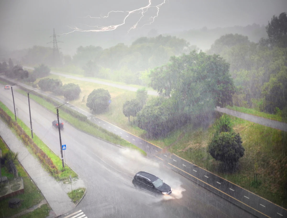 IMGW ostrzega przed burzami z gradem. Grzmieć i mocno padać może w siedmiu województwach.