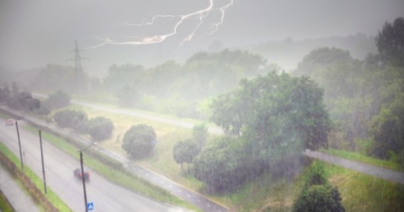 IMGW ostrzega przed burzami z gradem. Grzmieć i mocno padać może w siedmiu województwach.