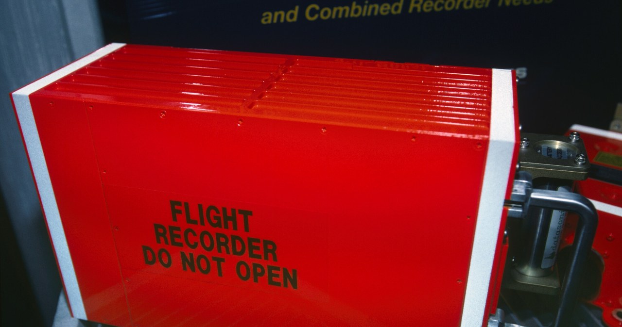 Czarna skrzynka w samolocie ma zupełnie inny kolor. Co rejestruje?