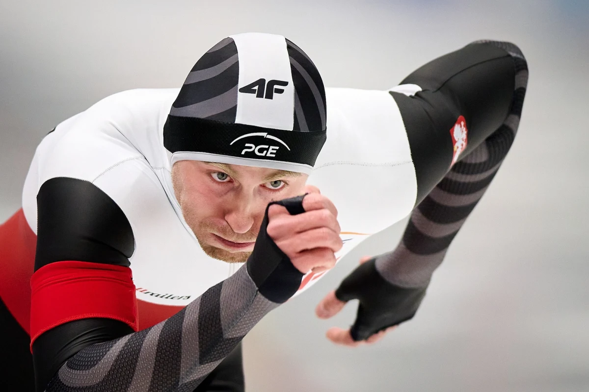 Damian Żurek to obecnie jedna z największych gwiazd naszego łyżwiarstwa szybkiego. W minionym sezonie zdobył medal mistrzostw świata. W rozmowie z Patrykiem Serwańskim opowiedział o początkach swojej kariery: pomocy rodziców, pierwszych łyżworolkach, które dla rodziny były sporym wydatkiem oraz o możliwościach, które otworzyła przed nim sportowa kariera.