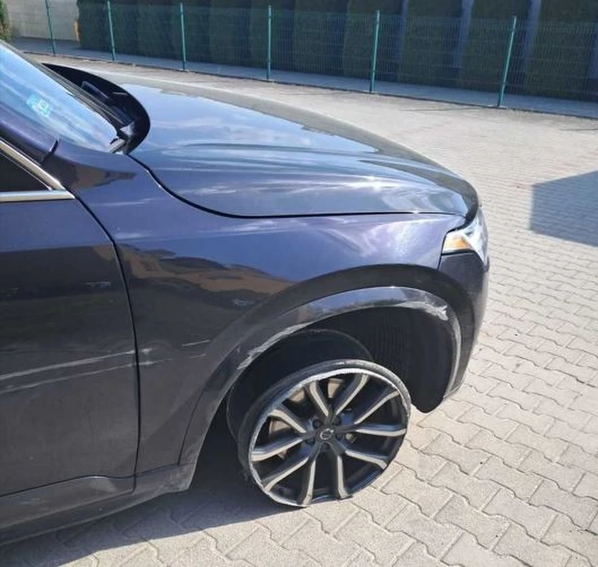 Ponad 2 promile alkoholu miała w organizmie 46-latka, która w Byczynie jechała samochodem, nie zważając, że po prawie stronie na kołach nie ma opon. Kobietę ujęli świadkowie. Tłumaczyła policjantom, że wsiadła za kierownicę, bo pokłóciła się z partnerem.