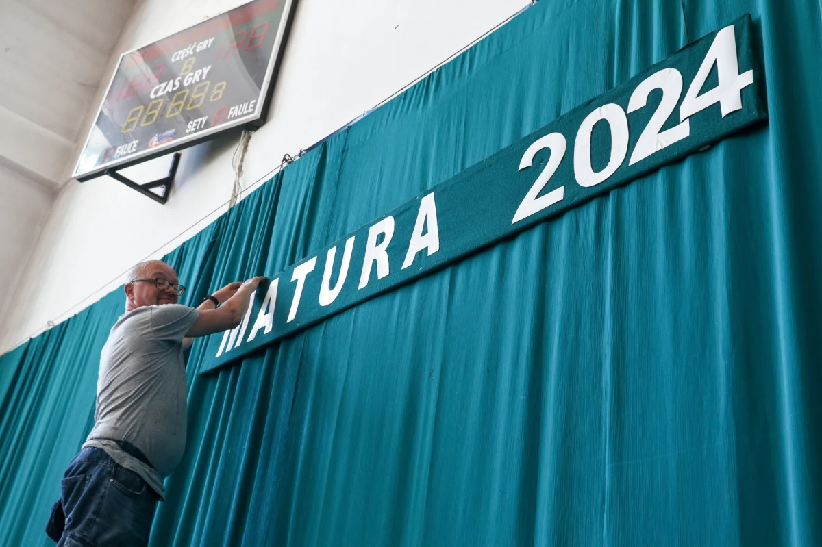 Serca około 263 tys. tegorocznych absolwentów będą bić dzisiaj w przyspieszonym tempie. O godzinie 9:00 od egzaminu z języka polskiego na poziomie podstawowym rozpoczął się maraton maturalny 2024. Przypominamy, że podobnie jak w latach poprzednich każdego dnia matur będziemy na stronie www.RMF24.pl tuż po zakończeniu egzaminów publikować arkusze oraz propozycje rozwiązań, przygotowane przez ekspertów.