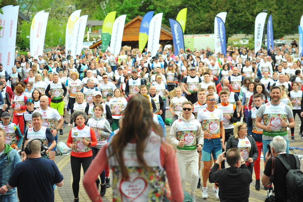 Sztafetę nordic walking rozpoczną znane osoby - aktorzy, muzycy, artyści, sportowcy, lekarze transplantolodzy, koordynatorzy - a po kilometrze na trasę ruszą osoby po przeszczepieniu - dawcy i biorcy. Po nich maszerować będą przyjaciele i sympatycy biegu, dziennikarze i partnerzy, a także młodzież ze śląskich szkół ponadpodstawowych. Wszyscy będą skupieni na jednym - na przekonaniu wszystkich, że donacja to wielki obowiązek każdego z nas, a transplantacja to najskuteczniejsza metoda leczenia wielu chorób.