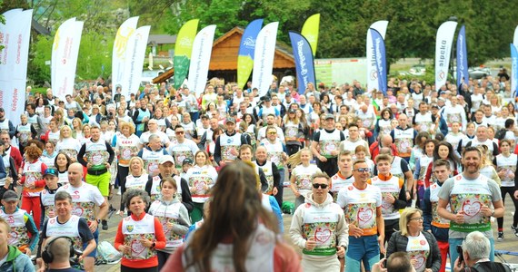 Sztafetę nordic walking rozpoczną znane osoby - aktorzy, muzycy, artyści, sportowcy, lekarze transplantolodzy, koordynatorzy - a po kilometrze na trasę ruszą osoby po przeszczepieniu - dawcy i biorcy. Po nich maszerować będą przyjaciele i sympatycy biegu, dziennikarze i partnerzy, a także młodzież ze śląskich szkół ponadpodstawowych. Wszyscy będą skupieni na jednym - na przekonaniu wszystkich, że donacja to wielki obowiązek każdego z nas, a transplantacja to najskuteczniejsza metoda leczenia wielu chorób.