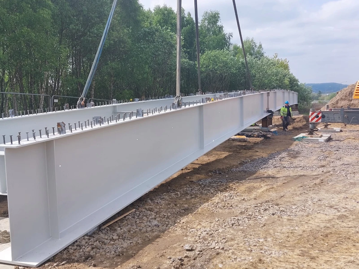 W związku z budową kładki nad drogą krajową 94 od wtorku (7 maja) w okolicy węzła Modlnica nastąpi zmiana organizacji ruchu. Na odcinku ok. 500 m zamknięty będzie lewy pas ruchu na obu jezdniach, w kierunku węzła Modlnica i w kierunku Katowic.

