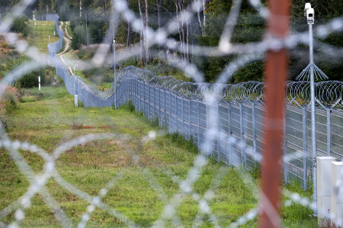 Od czwartku do niedzieli zanotowano 943 próby nielegalnego przedostania się przez białorusko-polską granicę w Podlaskiem – poinformowała straż graniczna. Doszło do incydentów. Migranci rzucali w polskie patrole kamieniami i gałęziami.
