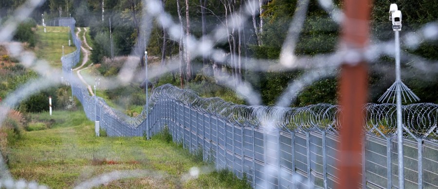 Od czwartku do niedzieli zanotowano 943 próby nielegalnego przedostania się przez białorusko-polską granicę w Podlaskiem – poinformowała straż graniczna. Doszło do incydentów. Migranci rzucali w polskie patrole kamieniami i gałęziami.