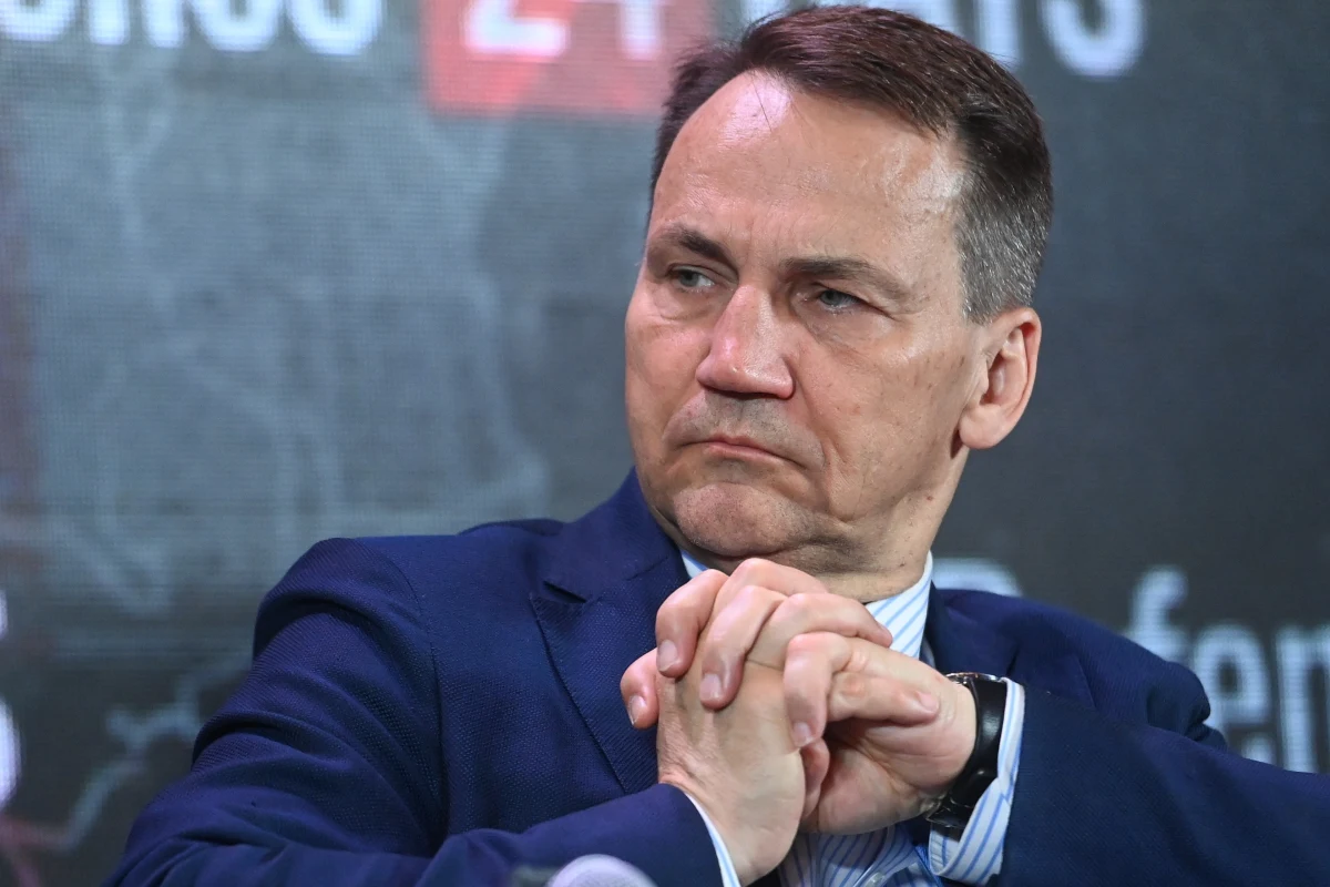 "Szokująca informacja” – w ten sposób Radosław Sikorski skomentował sprawę warszawskiego sędziego - Tomasza Szmydta, który miał poprosić o azyl polityczny na Białorusi. Do sprawy odniósł się także wicepremier, szef MON Władysław Kosiniak-Kamysz, który poinformował, że będzie oczekiwał raportu ze służb w sprawie.