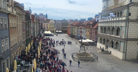 Poznań bazą noclegową dla kibiców jadących na piłkarskie mistrzostwa Europy - to pomysł, nad którym pracują teraz urzędnicy ze stolicy Wielkopolski. Zamiast nocować w zatłoczonym Berlinie, fani piłki nożnej mieliby spać w Poznaniu i dojeżdżać na mecze do stolicy Niemiec.