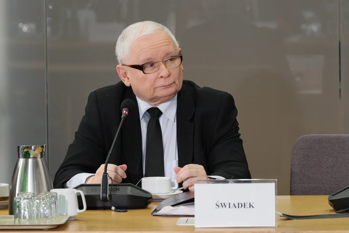 5 czerwca (środa) komisja ds. afery wizowej przesłucha prezesa PiS Jarosława Kaczyńskiego - przekazał szef komisji Michał Szczerba (Koalicja Obywatelska). Polityk KO zapowiedział też, że zaproponuje wezwanie przed komisję byłego szefa Orlenu Daniela Obajtka.