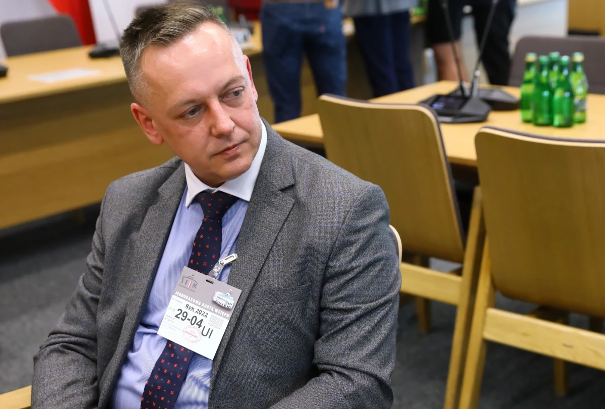 Burza po medialnych doniesieniach o tym, że Tomasz Szmydt, sędzia II Wydziału Wojewódzkiego Sądu Administracyjnego w Warszawie (WSA), poprosił władze Białorusi o "opiekę i ochronę". Sprawę sędziego zbada Agencja Bezpieczeństwa Wewnętrznego. Agenci wskażą zakres informacji niejawnych, do których miał dostęp Szmydt. Komunikaty w jego sprawie wydały też Naczelny Sąd Administracyjny i Wojewódzki Sąd Administracyjny.