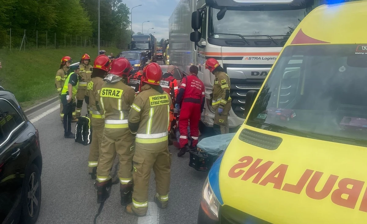 Zderzenie osobówki z ciężarówką na obwodnicy Trójmiasta. Jeden z poszkodowanych kierowców został przetransportowany do szpitala śmigłowcem Lotniczego Pogotowia Ratunkowego.