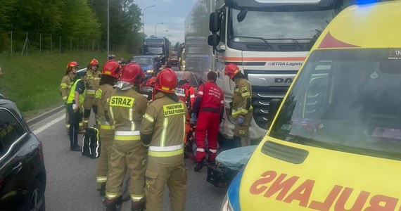 Zderzenie osobówki z ciężarówką na obwodnicy Trójmiasta. Jeden z poszkodowanych kierowców został przetransportowany do szpitala śmigłowcem Lotniczego Pogotowia Ratunkowego.