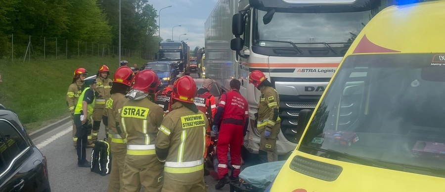 Zderzenie osobówki z ciężarówką na obwodnicy Trójmiasta. Jeden z poszkodowanych kierowców został przetransportowany do szpitala śmigłowcem Lotniczego Pogotowia Ratunkowego.
