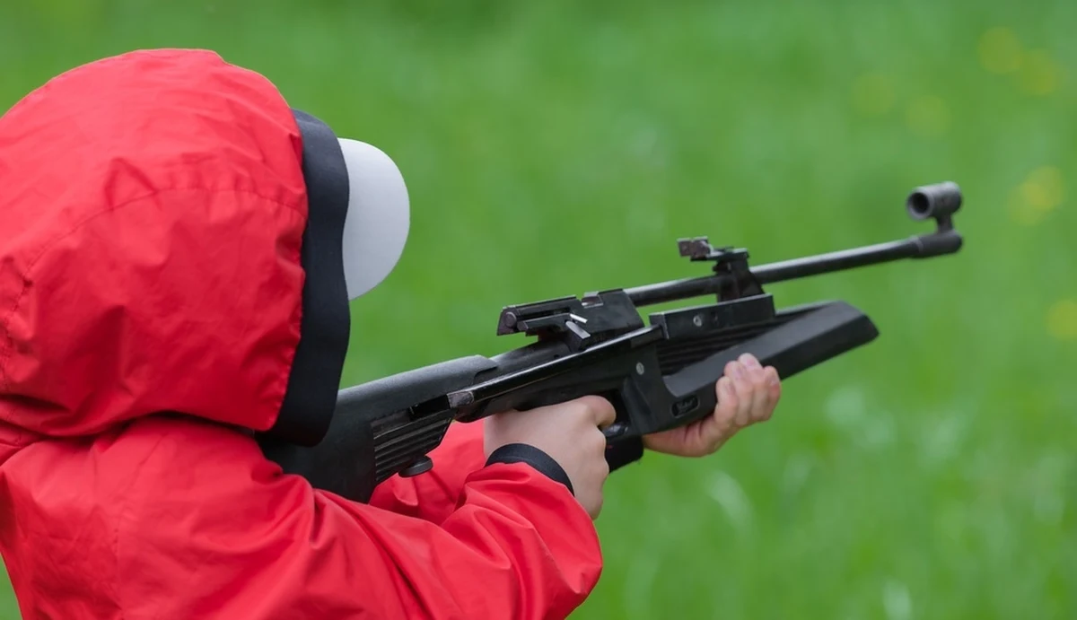 15-letni uczeń został postrzelony z broni pneumatycznej na terenie jednej ze szkół w Łomży. Informacje potwierdza podlaska policja.