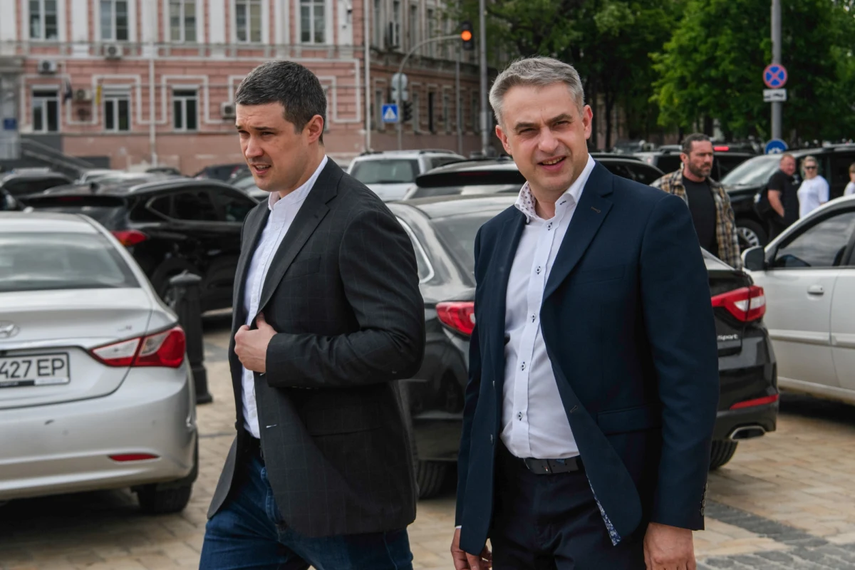 Wicepremier Krzysztof Gawkowski złożył niezapowiedzianą wizytę w Kijowie, gdzie spotkał się z ukraińskim ministrem transformacji cyfrowej. Rozmawiano między innymi o zagrożeniu cybernetycznym ze strony Rosji, która w ostatnich tygodniach nasiliła ataki hakerskie na systemy w całej Europie.