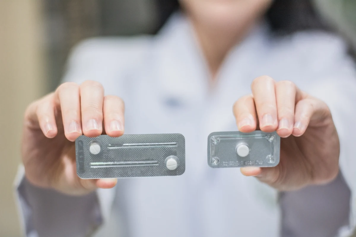 Ponad 20 wniosków w sprawie dołączenia do pilotażu programu, który umożliwi farmaceutom wystawianie recept na pigułkę "dzień po", złożyli od początku maja w Narodowym Funduszu Zdrowia aptekarze z całej Polski - dowiedział się dziennikarz RMF FM Michał Dobrołowicz. Od maja, według zapowiedzi Ministerstwa Zdrowia, dostęp do antykoncepcji awaryjnej miał być łatwiejszy właśnie dzięki temu, że receptę, poza lekarzami, mogą wystawiać właśnie farmaceuci.