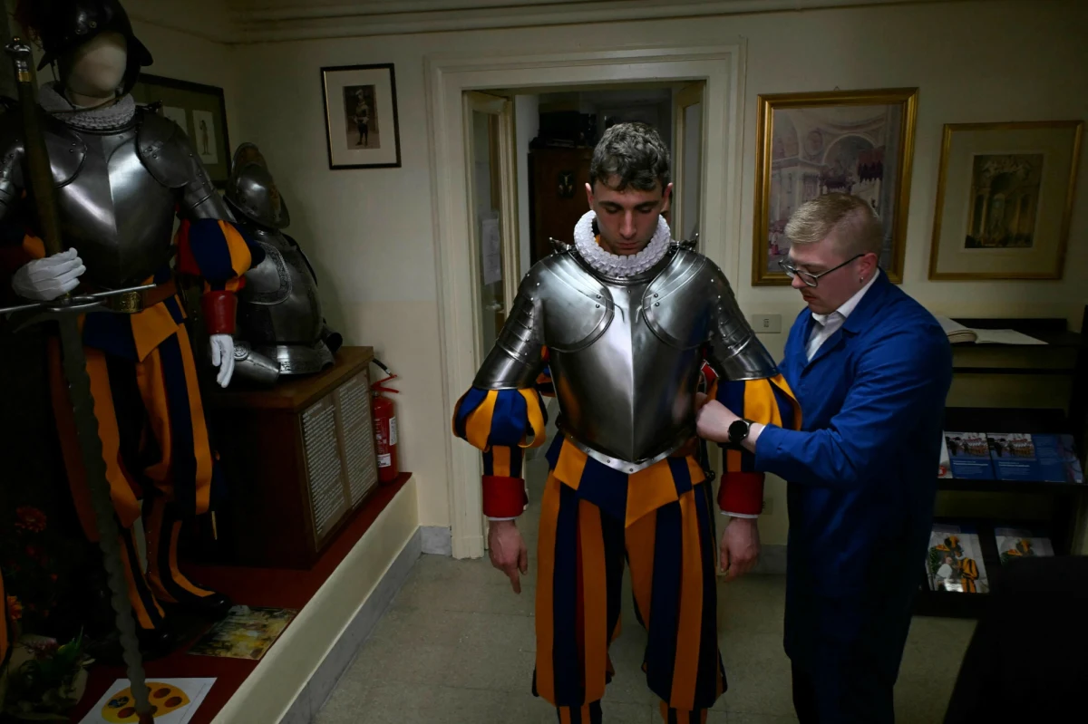 Poniedziałek był dniem, w którym w Watykanie świętowano zaprzysiężenie 34 nowych rekrutów Gwardii Szwajcarskiej. Członkowie elitarnej jednostki ślubowali papieżowi w rocznicę jedynej bitwy, jaką stoczyła ta jednostka. 6 maja 1527 r. Szwajcarzy bronili Klemensa VII podczas najazdu wojsk cesarza Karola V na Rzym.