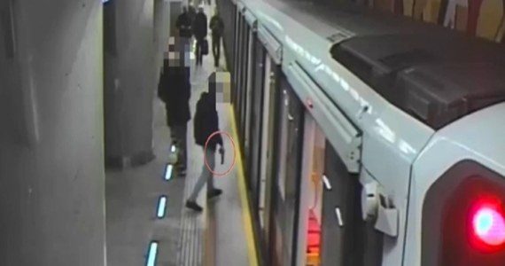 Policjanci ze Śródmieścia zatrzymali sprawcę serii ataków w metrze - dowiedział się reporter RMF FM. 22-latek zaatakował na kilku stacjach pasażerów, używając do tego gazu łzawiącego. Do jednego z pokrzywdzonych strzelał z pistoletu pneumatycznego. Podejrzany usłyszał zarzuty naruszenia nietykalności cielesnej oraz narażenia człowieka na bezpośrednie niebezpieczeństwo utraty życia albo ciężkiego uszczerbku na zdrowiu. Został tymczasowo aresztowany na trzy miesiące.