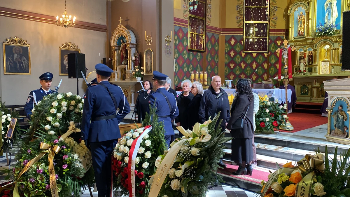 Dzisiaj w Krakowie odbył się pogrzeb doktora Krzysztofa Czarnobilskiego. Setki osób zgromadziły się w Kościele NMP z Lourdes przy ul. Misjonarskiej, aby pożegnać cenionego i lubianego geriatrę, człowieka wielkiego serca. Przyszli przyjaciele, artyści, współpracownicy i pacjenci. Znany krakowski lekarz, dyrektor ds. lecznictwa krakowskiego Szpitala MSWiA, zmarł po długiej i ciężkiej chorobie 28 kwietnia, przeżywszy 66 lat.