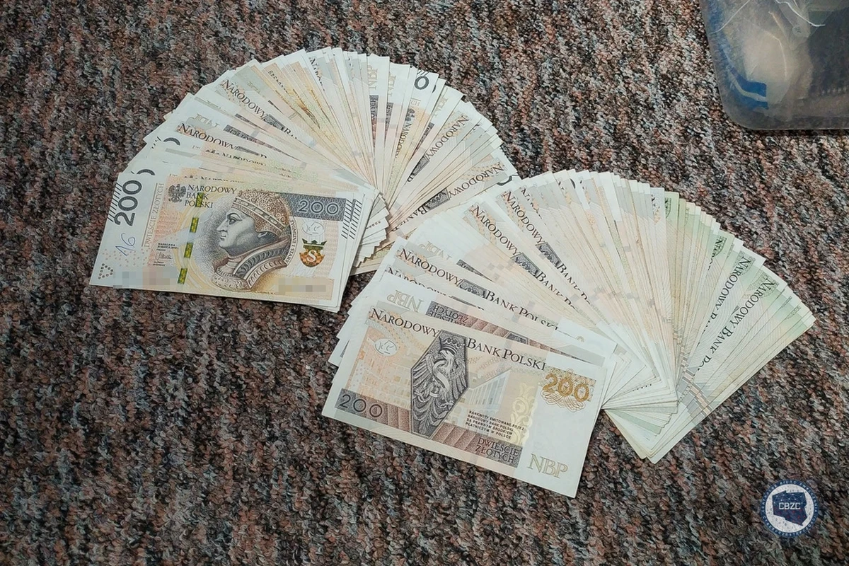 18 osób usłyszało zarzuty udziału w zorganizowanej grupie przestępczej, prania pieniędzy i oszustwa. Podejrzani podszywali się pod pracowników działu bezpieczeństwa jednego z polskich banków i pod pretekstem ochrony oszczędności wyłudzili pieniądze od klientki. Pokrzywdzona straciła ponad 100 tys. złotych.