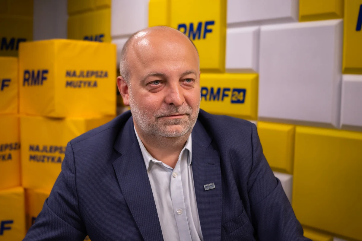 „Czy on jest pisowski, ziobrystowski, platformerski czy jakikolwiek to niech sobie każdy sam odpowiada na te pasjonujące zagadki intelektualne. Wszystko na to wskazuje, że on tak naprawdę jest wschodni i to jest problem, a nie to, do której opcji politycznej zostanie przypisany” - powiedział w Porannej rozmowie w RMF FM Łukasz Piebiak, sędzia i były wiceminister sprawiedliwości. Głównym tematem rozmowy jest sprawa Tomasza Szmydta, sędziego, który poprosił o azyl polityczny na Białorusi.