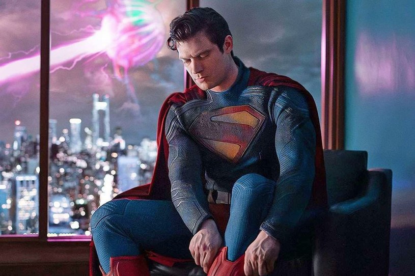 Reżyser James Gunn zamieścił właśnie pierwsze zdjęcie Davida Corensweta w kostiumie Supermana. Prace na planie nowej odsłony przygód superbohatera wciąż trwają, a jej premiera zapowiadana jest na lipiec 2025 roku.