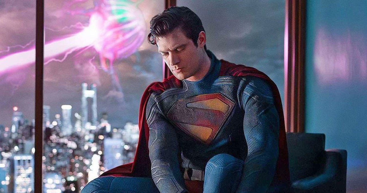 Reżyser James Gunn zamieścił właśnie pierwsze zdjęcie Davida Corensweta w kostiumie Supermana. Prace na planie nowej odsłony przygód superbohatera wciąż trwają, a jej premiera zapowiadana jest na lipiec 2025 roku.