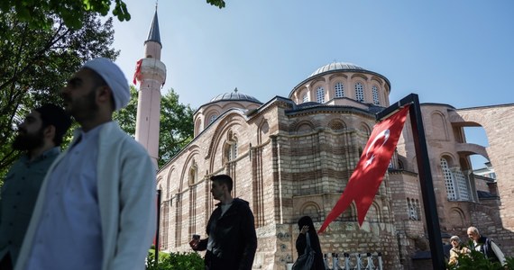 Prezydent Turcji Recep Tayyip Erdogan oficjalnie otworzył były kościół bizantyjski Chora w Stambule jako meczet. Do tej pory działał on jako muzeum. "To obraza dla charakteru obiektu UNESCO" i wyzwanie dla wspólnoty międzynarodowej - oświadczyło MSZ Grecji.