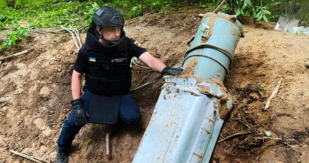 Tajny superpocisk Putina, który niedawno zadebiutował w walkach w Ukrainie, już niedługo nie będzie miał żadnych tajemnic. Jeden wadliwy egzemplarz Kh-69 spadł niespodziewanie w kijowskim lesie, skąd został zabrany przez specjalne służby w celu unieszkodliwienia i analizy. 