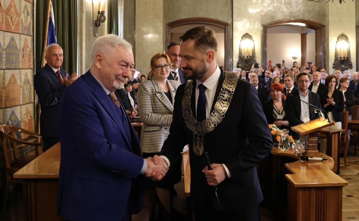 Podczas uroczystej Sesji Rady Miasta Krakowa ślubowanie złożył nowy prezydent miasta Aleksander Miszalski. Po blisko 22 latach odchodzi Jacek Majchrowski - jeden z najdłużej rządzących samorządowców w Polsce.