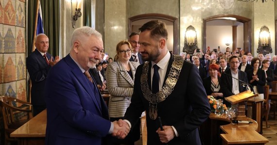 Podczas uroczystej Sesji Rady Miasta Krakowa ślubowanie złożył nowy prezydent miasta Aleksander Miszalski. Po blisko 22 latach odchodzi Jacek Majchrowski - jeden z najdłużej rządzących samorządowców w Polsce.