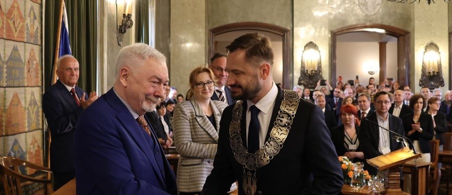 Podczas uroczystej Sesji Rady Miasta Krakowa ślubowanie złożył nowy prezydent miasta Aleksander Miszalski. Po blisko 22 latach odchodzi Jacek Majchrowski - jeden z najdłużej rządzących samorządowców w Polsce.