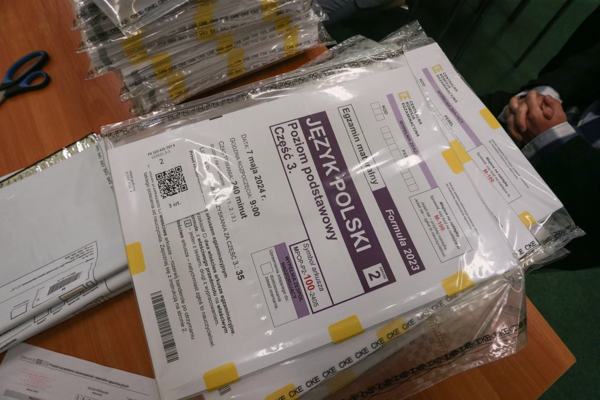 Matura jednego z uczniów została unieważniona - powiedział Interii szef Centralnej Komisji Egzaminacyjnej Marcin Smolik. Uczeń w trakcie trwania matury z języka polskiego miał opublikować zdjęcia arkuszy egzaminacyjnych. Po godz. 14 na naszej stronie zamieścimy arkusze CKE wraz z pierwszymi propozycjami rozwiązań dla matury w formule 2023 z języka polskiego.